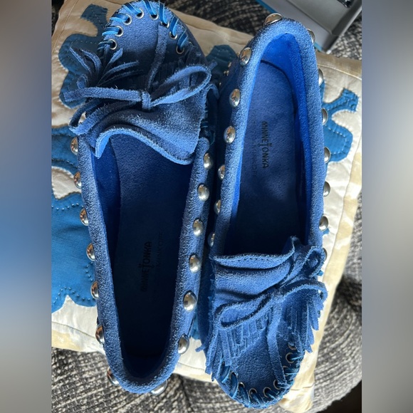 Rare ~One of a Kind ~ Blue Studded Minnetonka Moccasins. Size 6 - Picture 4 of 7